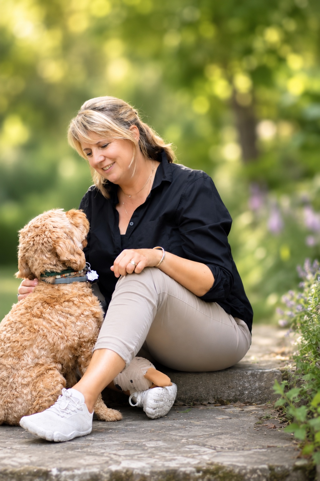 Charlotte Koch mit ihrem Hund Fritz