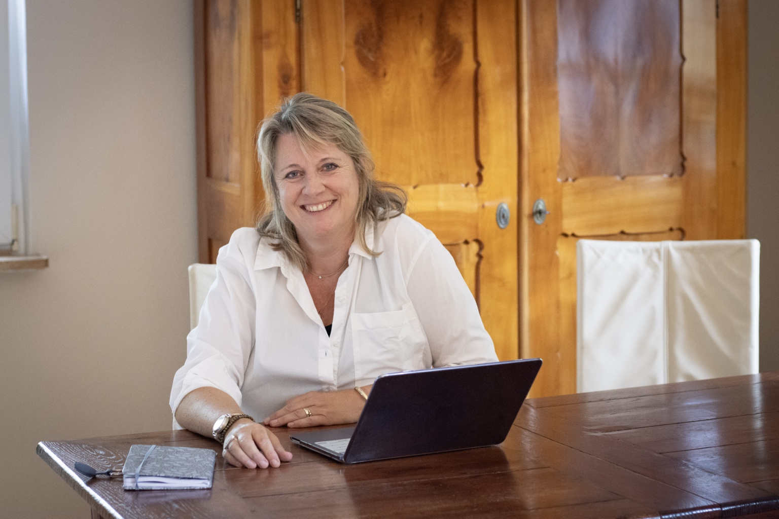 Charlotte Koch an ihrem Arbeitsplatz mit Laptop